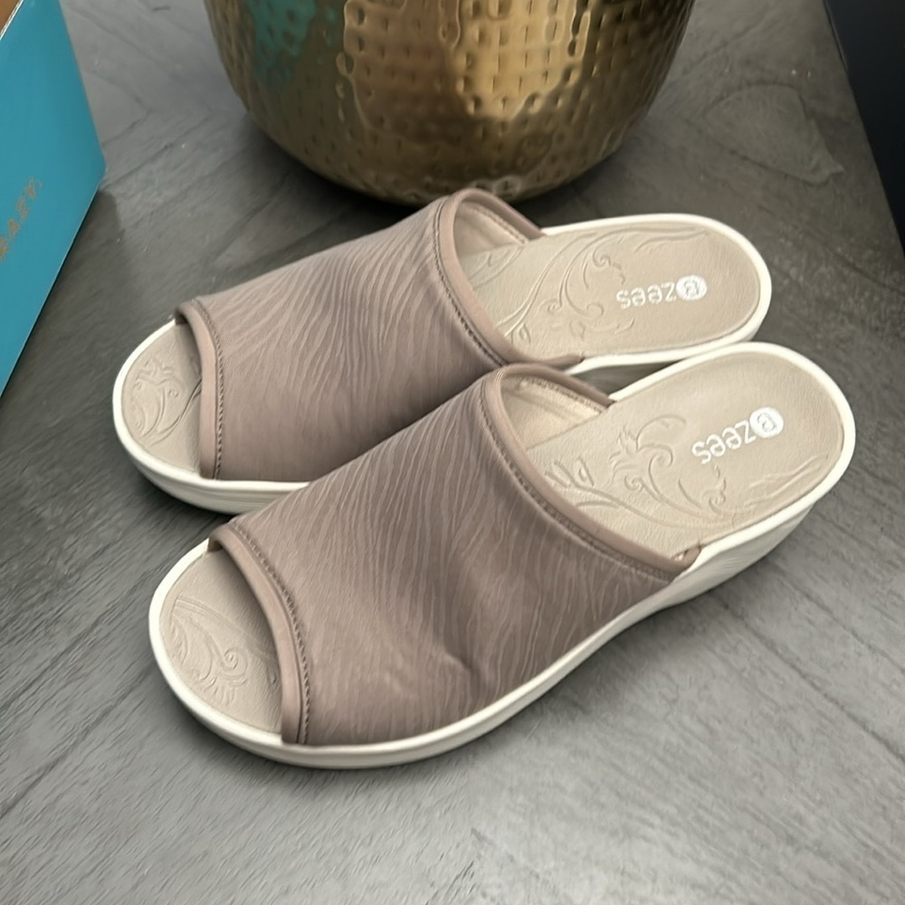 BZees Deluxe Slide Sandal (WIDE) - Picture 6 of 9